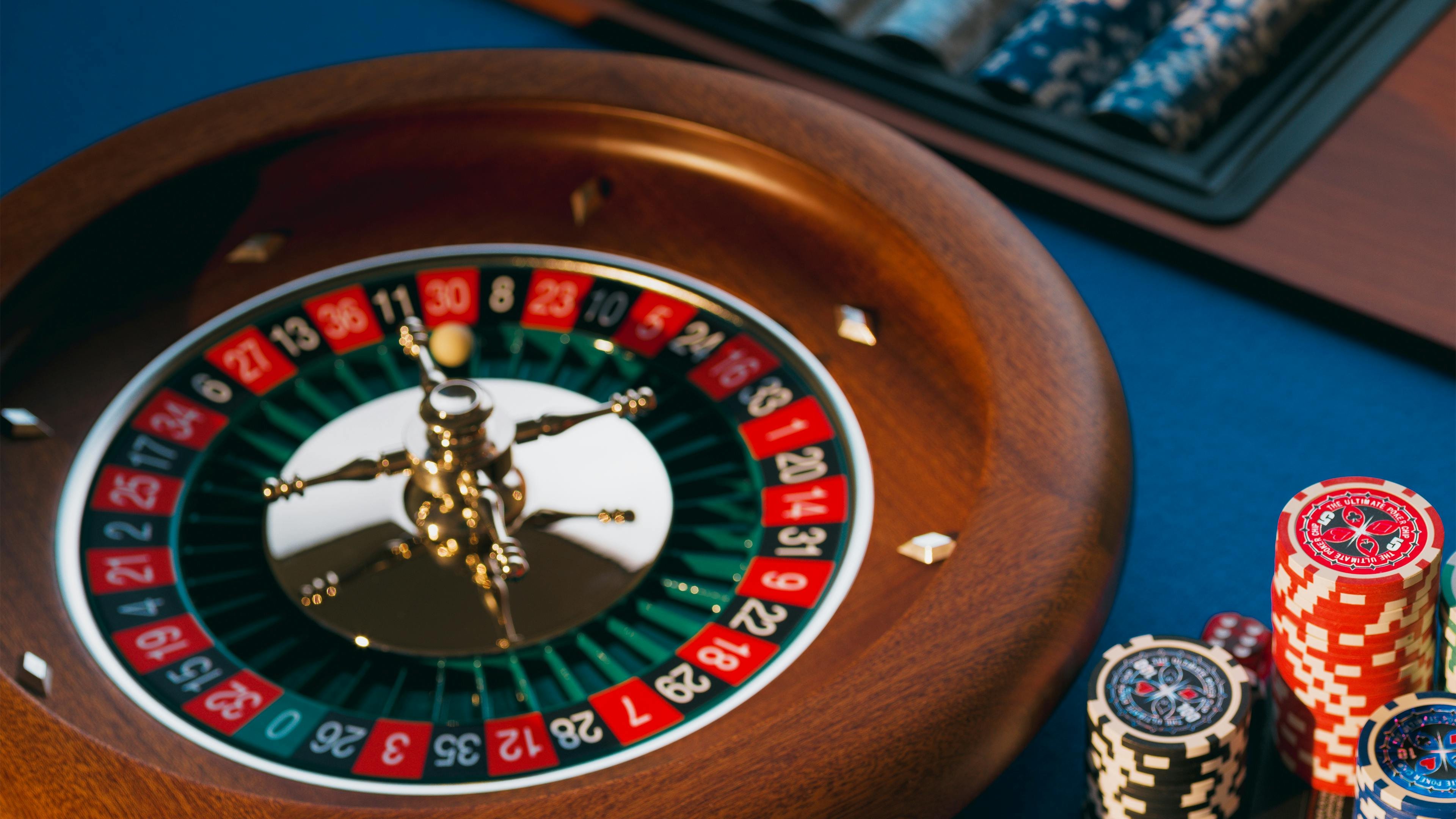 Tampilan permainan Gem Saviour dengan gulungan slot dan simbol permata